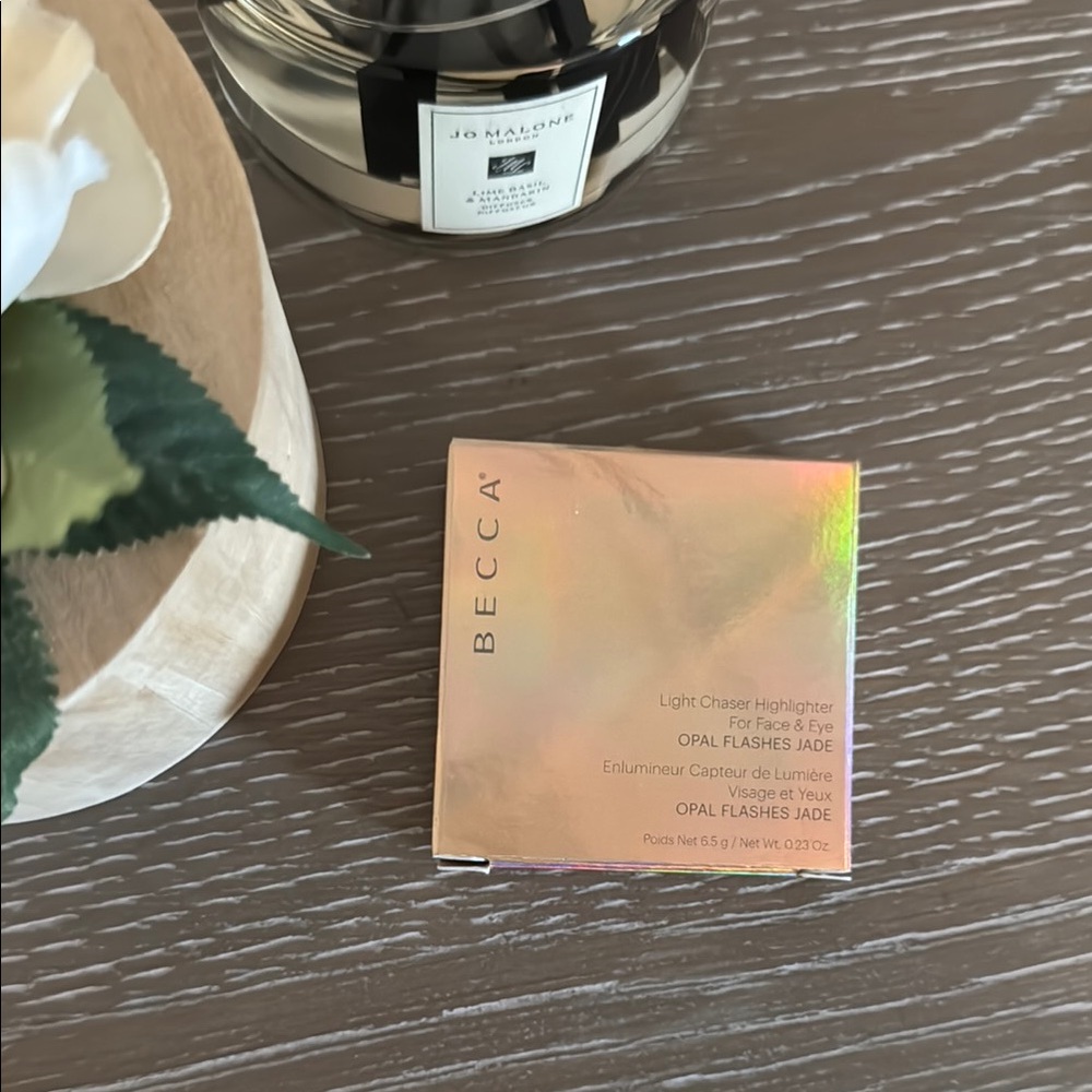 Becca Light Chaser Highlighter - Opal Flashes Jade